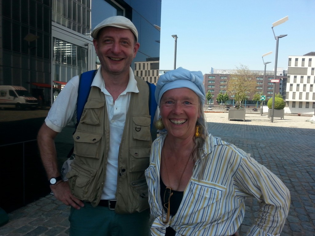 Roland Kaiser und Angie Hiesl beim Aufbau der Wassertreppe im Kölner Rheinauhafen 