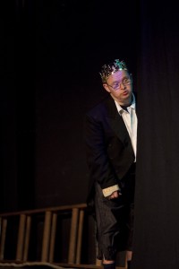 VON EINEM DER AUSZOG, DAS FRCHTEN ZU LERNENVON ULRICH MARXENSEMBLE THEATERKNIG IM COMEDIA THEATERTHEATERKNIG ist, wer aufgrund seiner Voraussetzungen allen Anlass hat, sich vor Vielem zu frchten, sich aber davon unbeeindruckt ins Leben und auf die Bhne strzt. Das 2007 von Sabine Hahn aus Schauspielern mit geistiger Behinderung gegrndete Ensemble THEATERKNIG bringt in diesem Jahr seine dritte Produktion auf die Bhne der COMEDIA Kln. Theaterknig sind Ulrich Beckers, Holger Besgen, Ilonka Eichwald, Helga Hauschild, Gerhard Pfeiffer, Sabine Scheidt, Georg Schumacher, Nico Randel, Ali Tiryakioglu, Willy Weiler, Ruth WernerRegie Sabine Hahn Fotos/Plakat: ©MEYER ORIGINALS